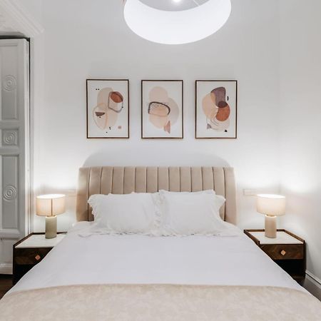 Stunning Apartment Near Gran Via Metro Madrid Exterior foto