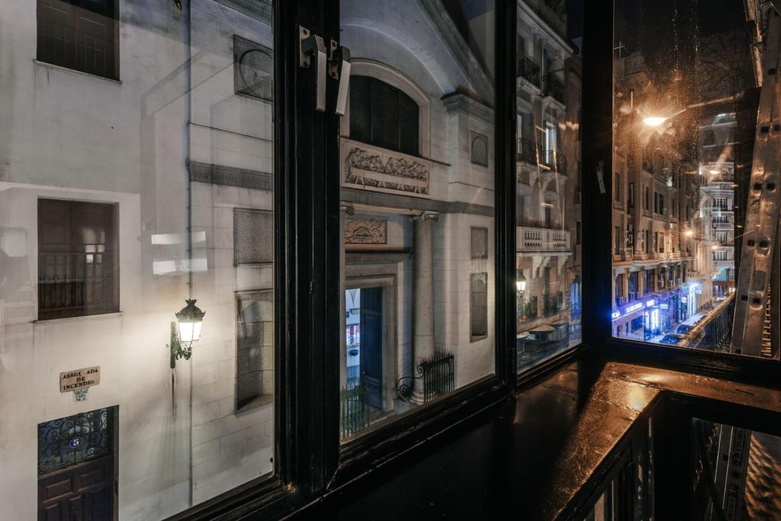 Stunning Apartment Near Gran Via Metro Madrid Exterior foto