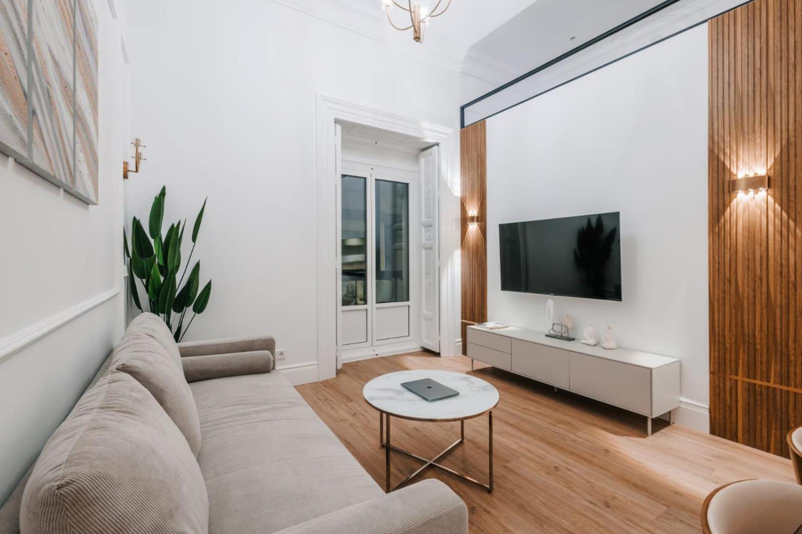 Stunning Apartment Near Gran Via Metro Madrid Exterior foto