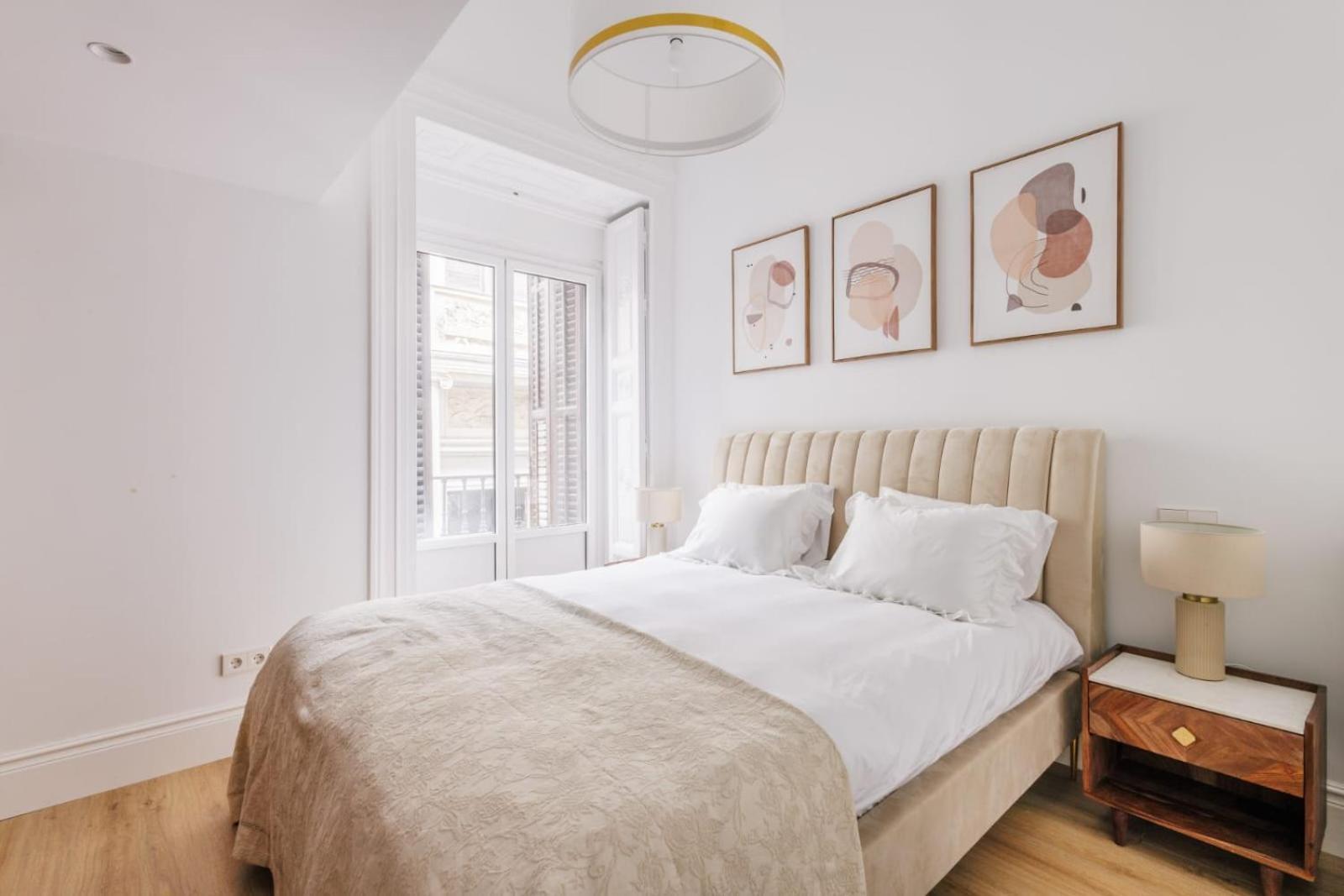 Stunning Apartment Near Gran Via Metro Madrid Exterior foto