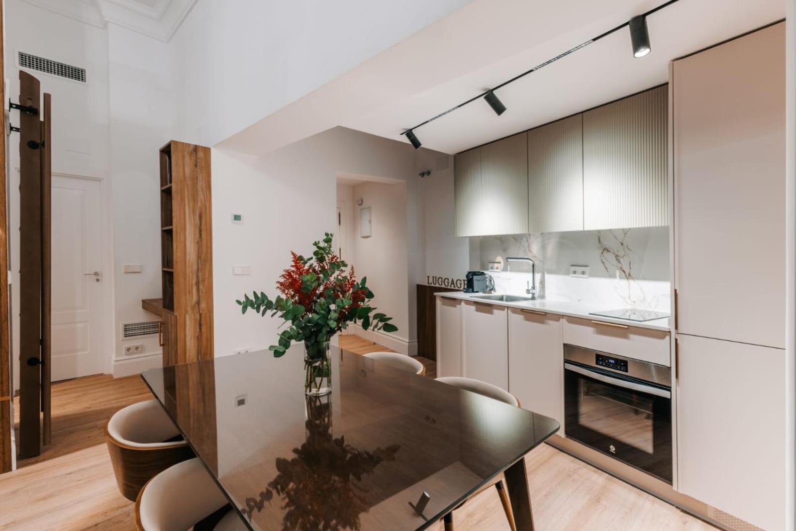 Stunning Apartment Near Gran Via Metro Madrid Exterior foto