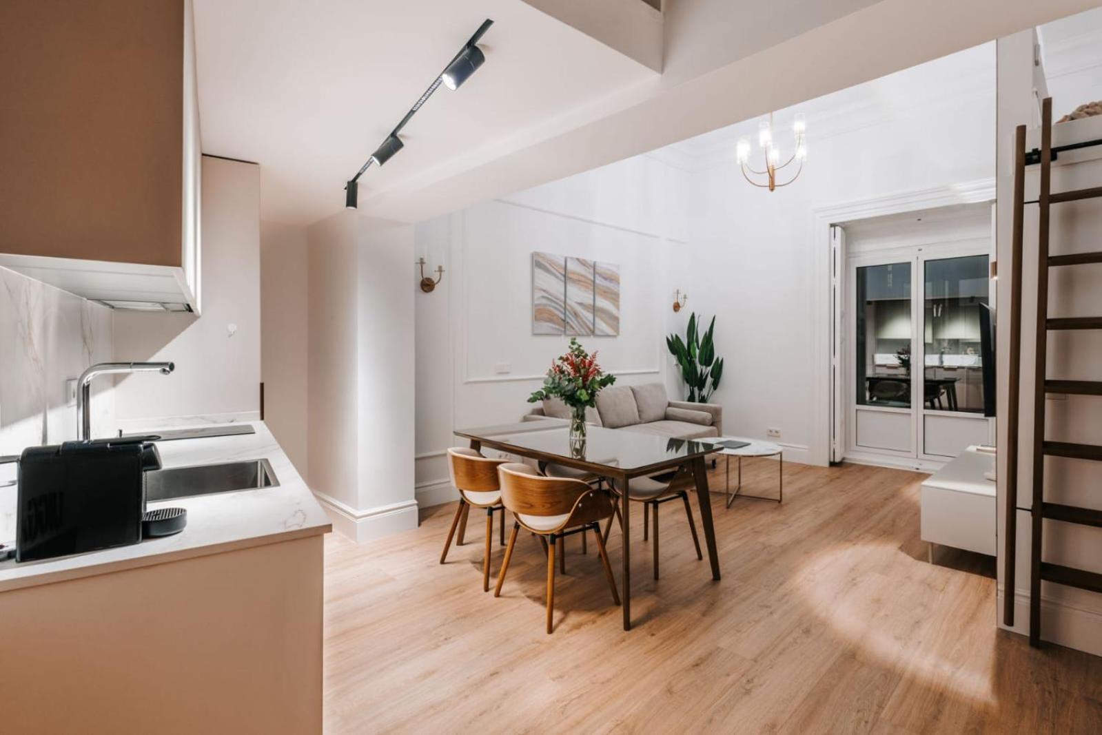 Stunning Apartment Near Gran Via Metro Madrid Exterior foto