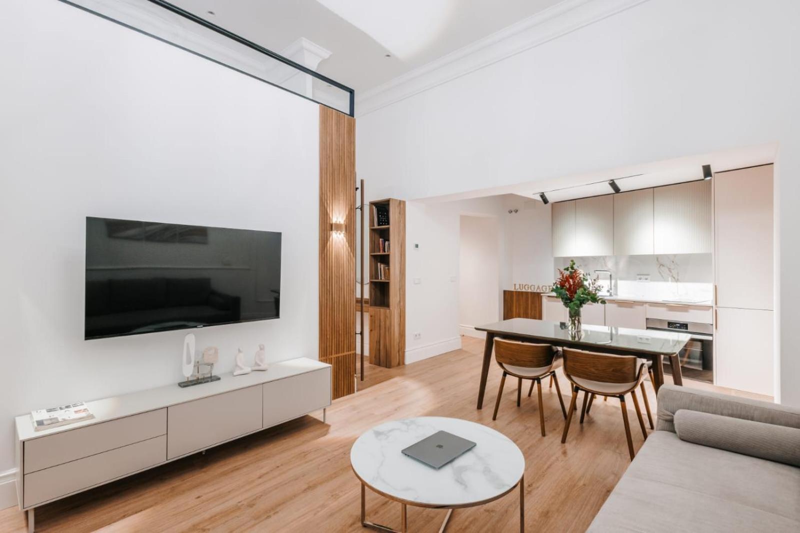 Stunning Apartment Near Gran Via Metro Madrid Exterior foto